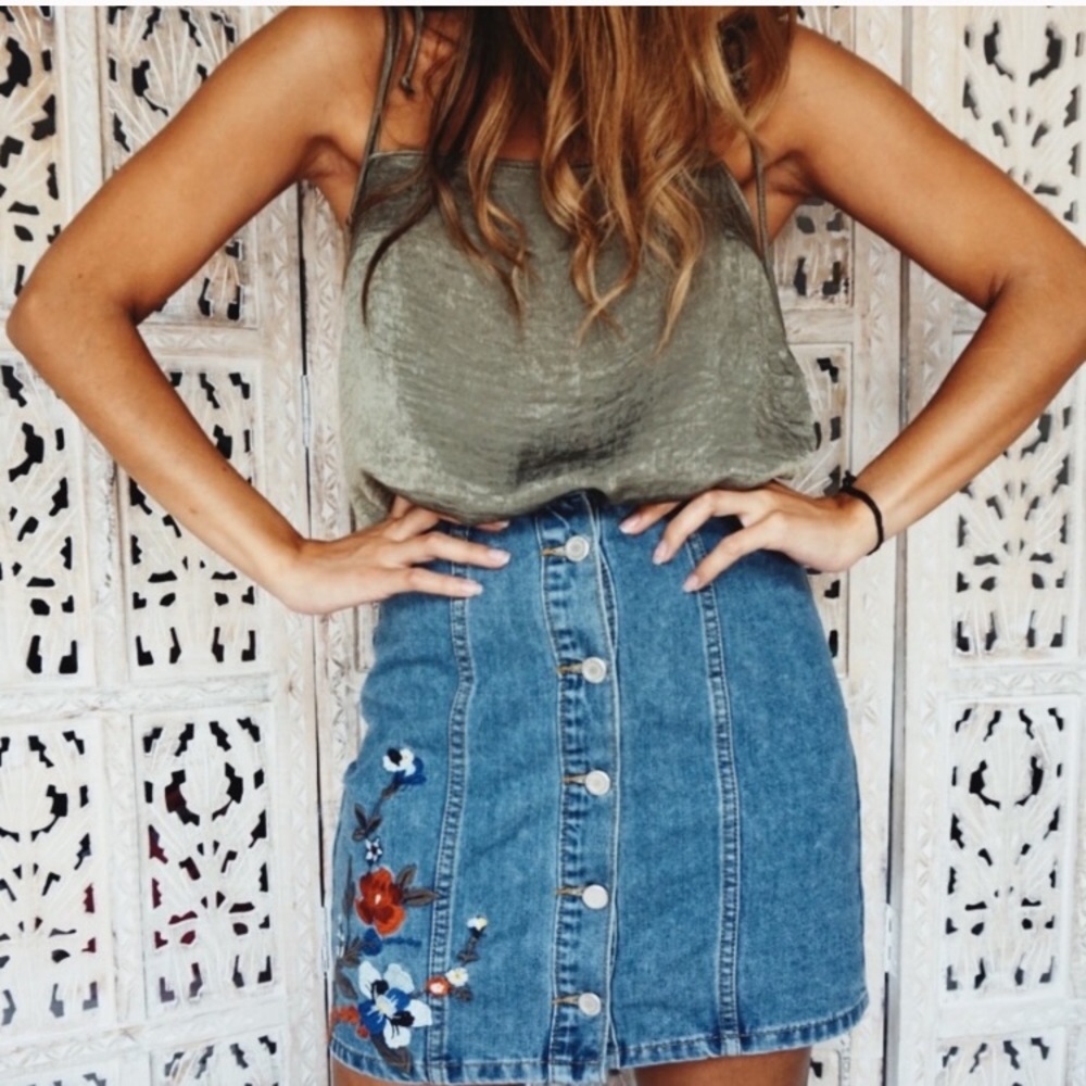 Button down skirt with floral embroidery